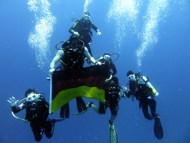 Taucher mit Deutschlandfahne