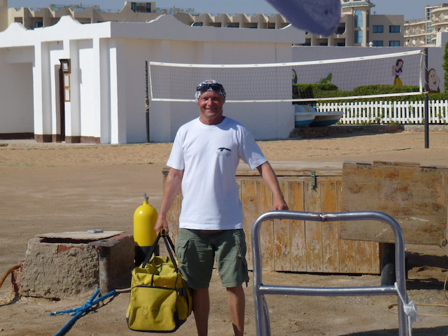 Tauchlehrer mit Tauchtasche