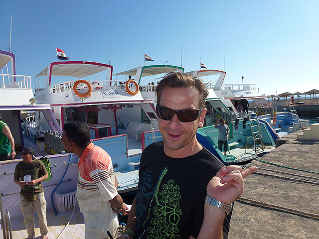 Tauchlehrer im Hafen