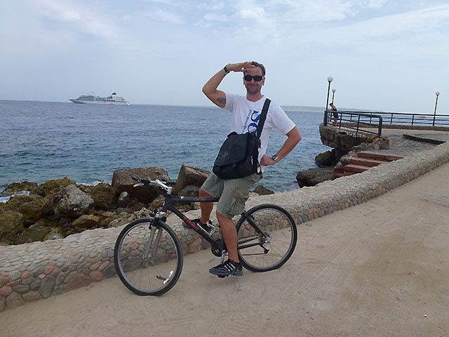 Fahrradfahrer vor dem Meer