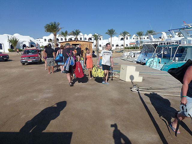 Taucher mit Tauchtasche