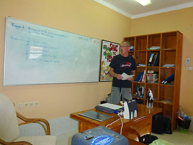 Tauchlehrer im Klassenraum