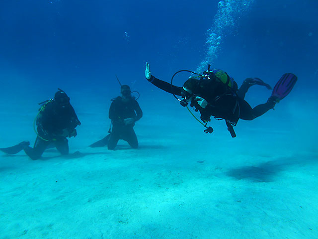 Schwimmend kontrollierter Notaufstieg