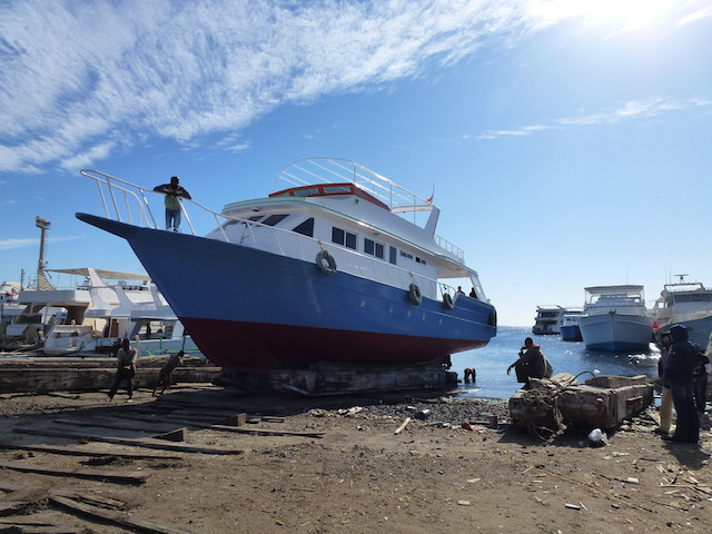 Boot rutscht ins Wasser