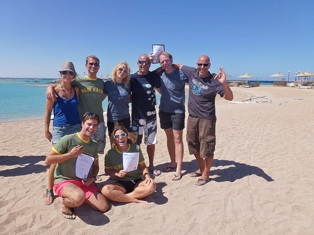 Tauchlehrer mit Urkunde