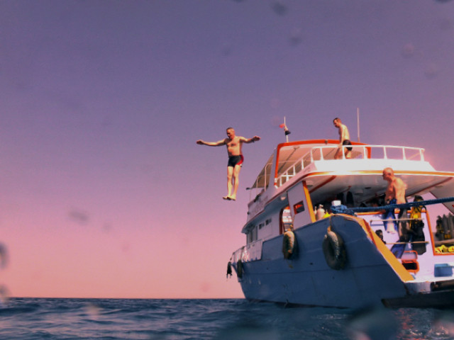 Taucher springt mit ausgebreiteten Armen