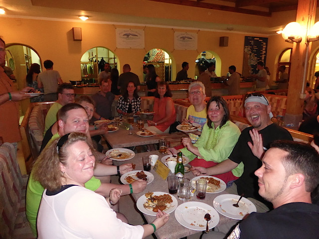 Gäste lachen auf der Basis