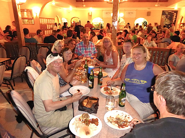 Gäste essen auf der Basis