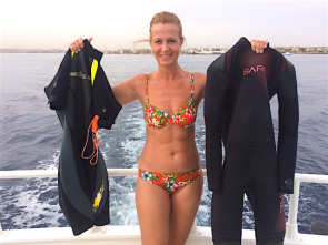 Frau hält Taucheranzüge